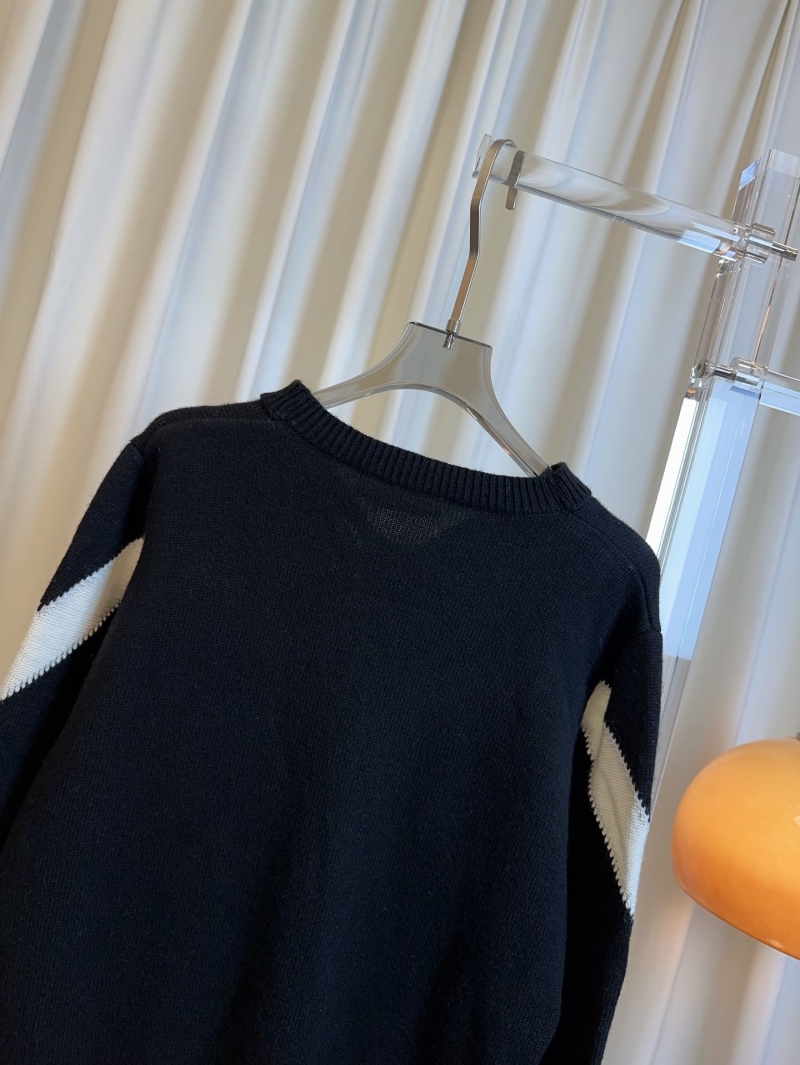 Va1e*ntin0 sweater